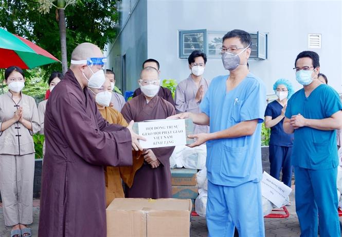Chia sẻ với y, bác sĩ và tình nguyện viên Phật giáo ở tuyến đầu chống dịch - Ảnh 1.