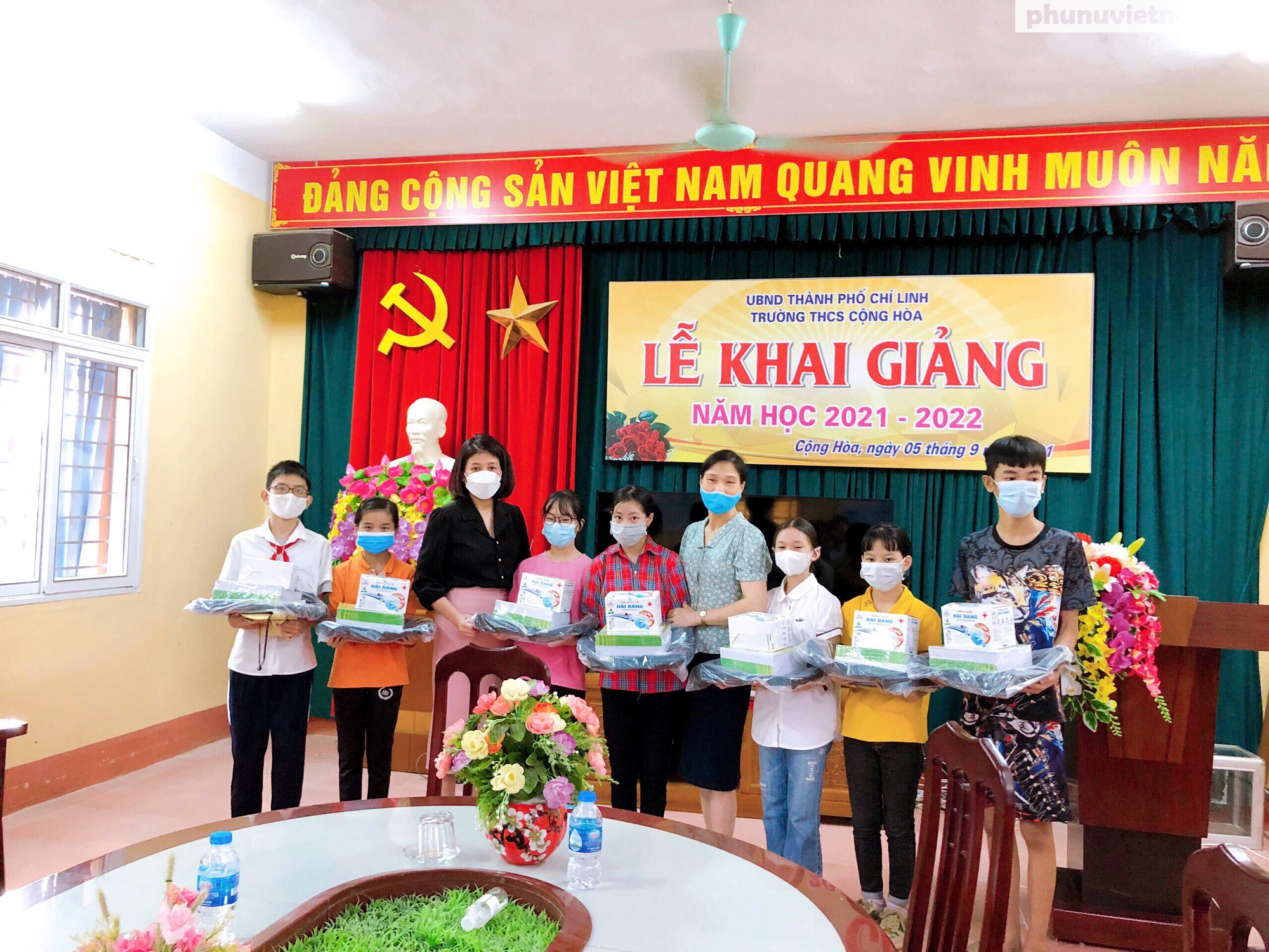 Phụ nữ Chí Linh trao tặng hơn 350 suất quà cho trẻ em nghèo nhân dịp khai giảng năm học mới - Ảnh 3.