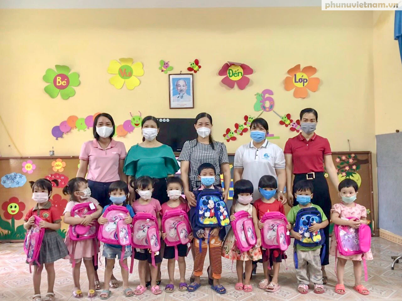 Phụ nữ Chí Linh trao tặng hơn 350 suất quà cho trẻ em nghèo nhân dịp khai giảng năm học mới - Ảnh 5.