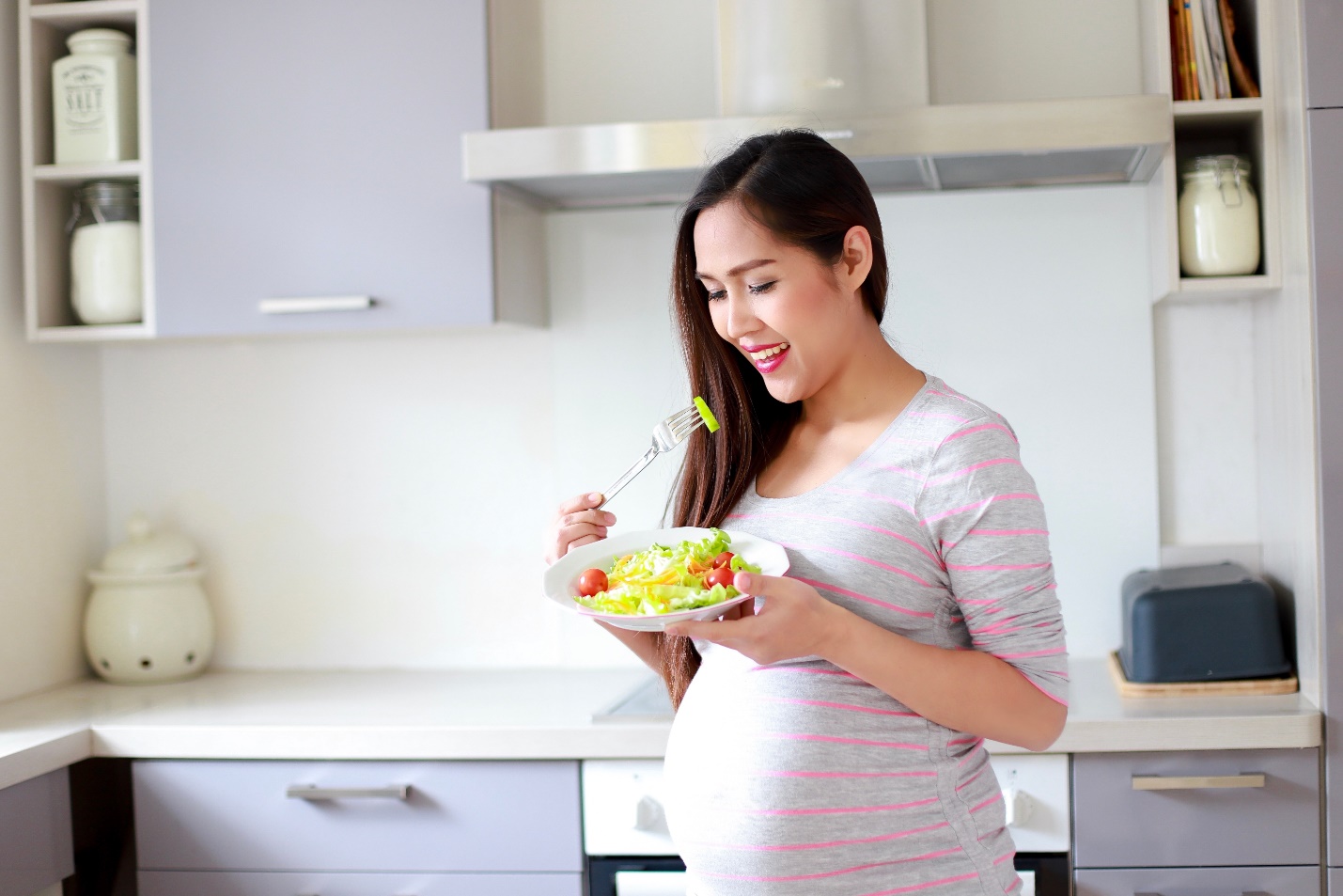 Chăm sóc mẹ bầu và bé sơ sinh mùa giãn cách: Những lời khuyên cực kỳ hữu ích của chuyên gia - Ảnh 3.