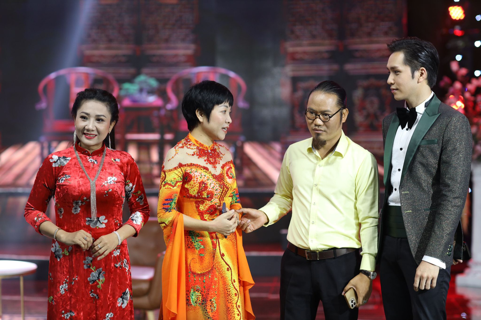 Vượng Râu (áo trắng) cùng các nghệ sĩ tham gia Tết Vạn Lộc 2022