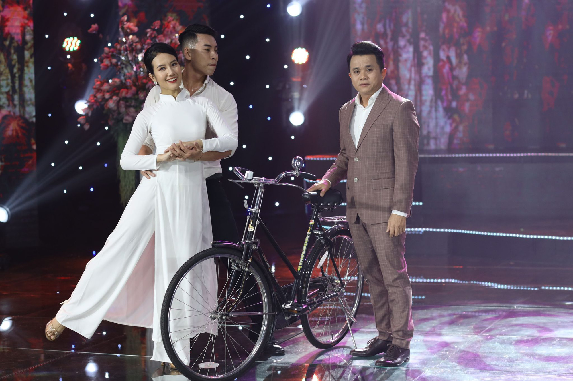 Không khán giả, Vượng Râu vẫn làm show Tết Vạn lộc 2022 - Ảnh 2.