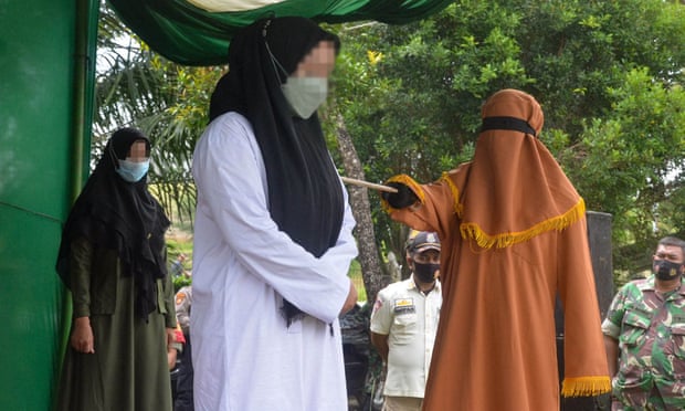 Indonesia: Người phụ nữ bị đánh 100 roi công khai vì tội ngoại tình - Ảnh 1.
