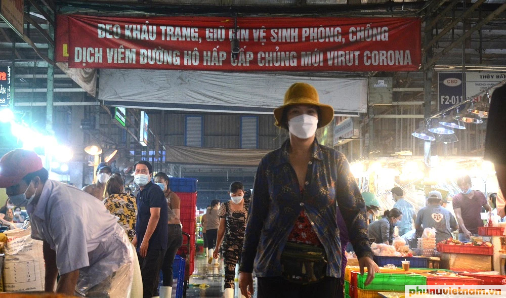 Chợ đầu mối lớn nhất Sài Gòn nhộn nhịp dịp cận Tết Nguyên đán - Ảnh 3.