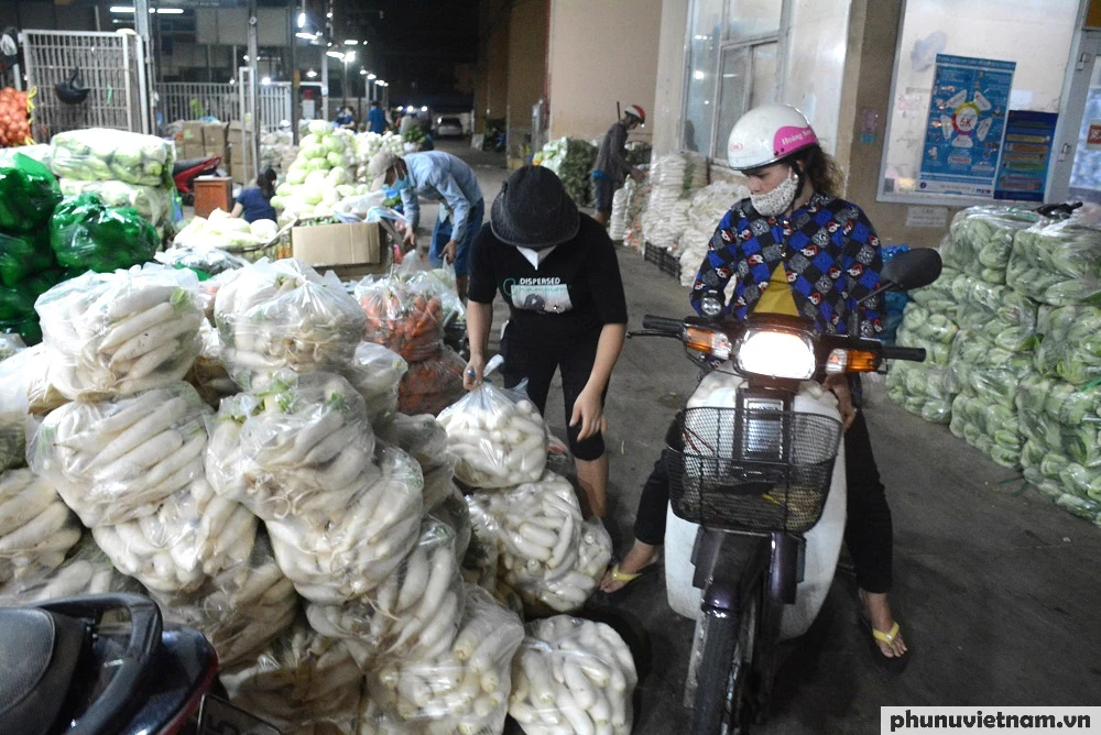 Chợ đầu mối lớn nhất Sài Gòn nhộn nhịp dịp cận Tết Nguyên đán - Ảnh 11.