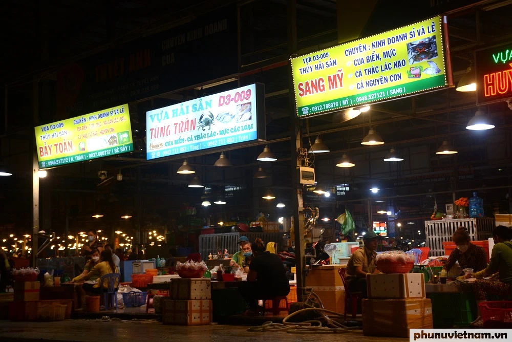 Chợ đầu mối lớn nhất Sài Gòn nhộn nhịp dịp cận Tết Nguyên đán - Ảnh 2.
