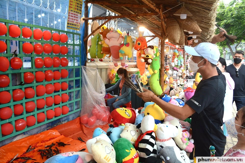 Bạn trẻ Sài Gòn thướt tha trong tà áo dài 'check in' phố ông đồ - Ảnh 7.