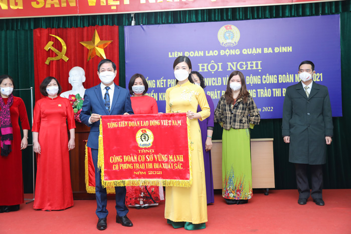 Công đoàn Dược phẩm Tâm Bình vinh dự đón nhận Cờ thi đua của Tổng LĐLĐ Việt Nam - Ảnh 1.