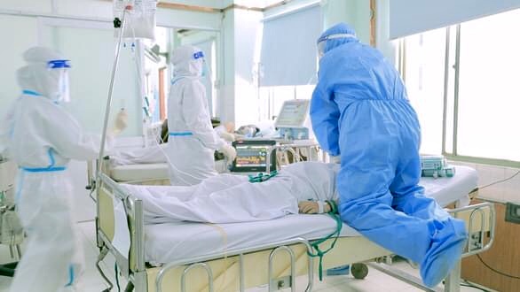 3.000 nhân viên y tế nhiễm Covid-19 và 10 trường hợp tử vong khi chống dịch - Ảnh 1.