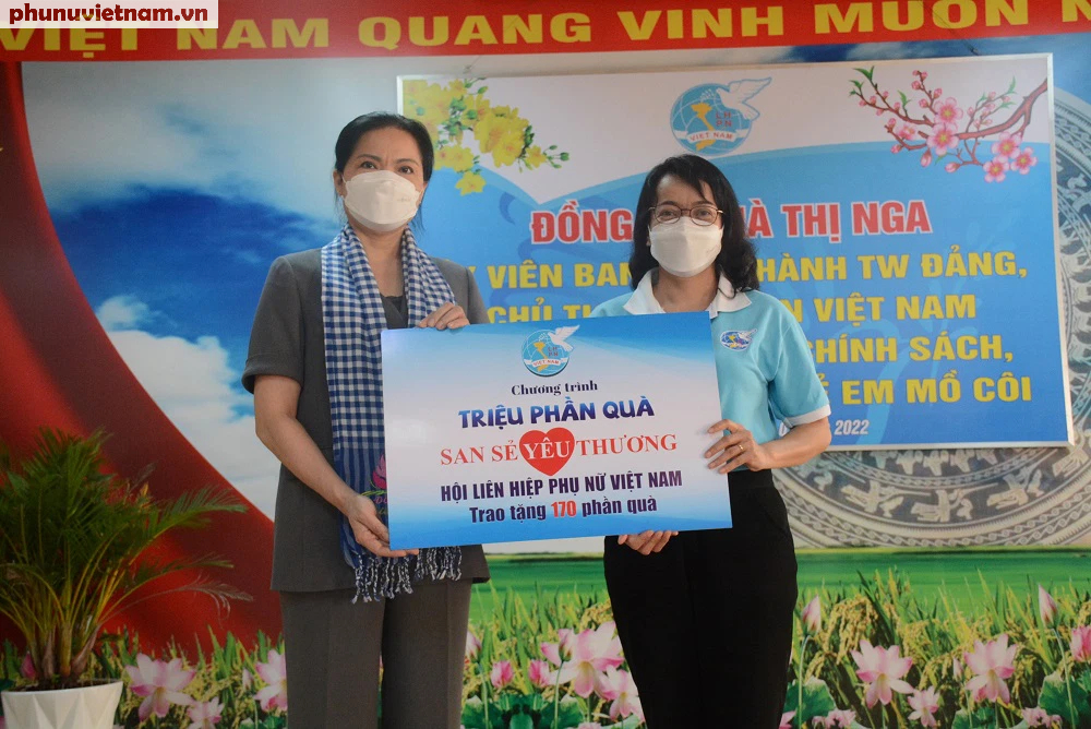 Chủ tịch Hội LHPN Việt Nam thăm, tặng quà Tết cho phụ nữ khó khăn và trẻ em mồ côi tại Đồng Tháp - Ảnh 1.