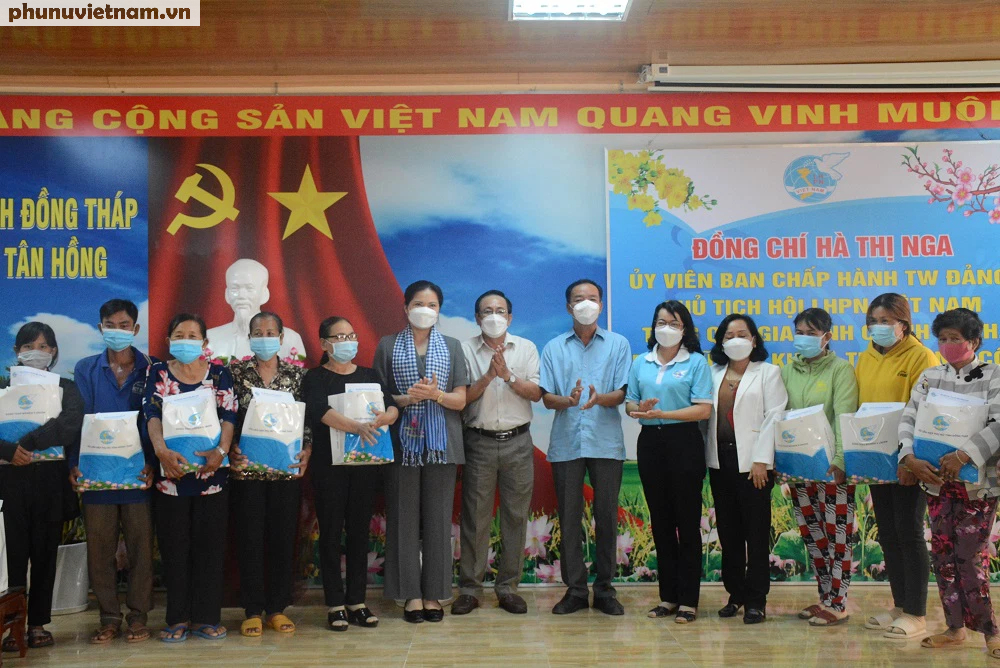 Chủ tịch Hội LHPN Việt Nam thăm, tặng quà Tết cho phụ nữ khó khăn và trẻ em mồ côi tại Đồng Tháp - Ảnh 2.