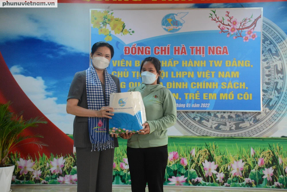 Chủ tịch Hội LHPN Việt Nam thăm, tặng quà Tết cho phụ nữ khó khăn và trẻ em mồ côi tại Đồng Tháp - Ảnh 4.