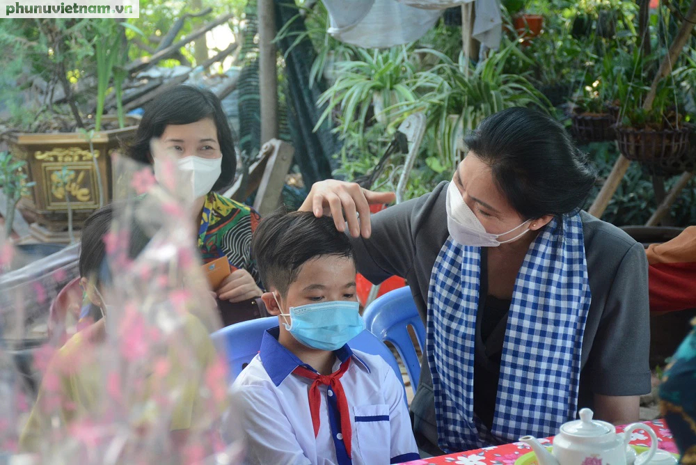 Chủ tịch Hội LHPN Việt Nam thăm, tặng quà Tết cho phụ nữ khó khăn và trẻ em mồ côi tại Đồng Tháp - Ảnh 5.