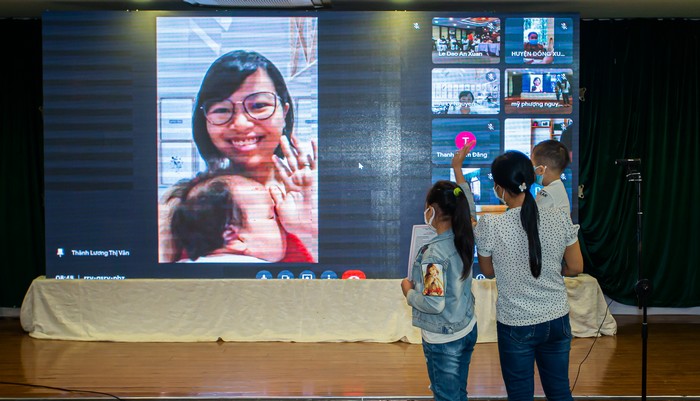 Mẹ đỡ đầu Lương Thị Vân Thành ở TPHCM chào gia đình các con đỡ đầu ở huyện Tây Hòa, tỉnh Phú Yên qua màn hình