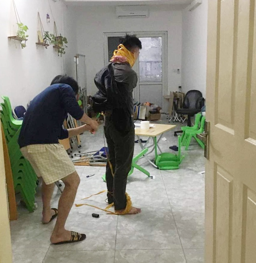 Truy tìm 3 kẻ lạ mặt lẻn vào chung cư HH Linh Đàm trói chủ nhà, cướp điện thoại - Ảnh 2. Truy tìm 3 kẻ lạ mặt lẻn vào chung cư HH Linh Đàm trói chủ nhà, cướp điện thoại - Ảnh 2.