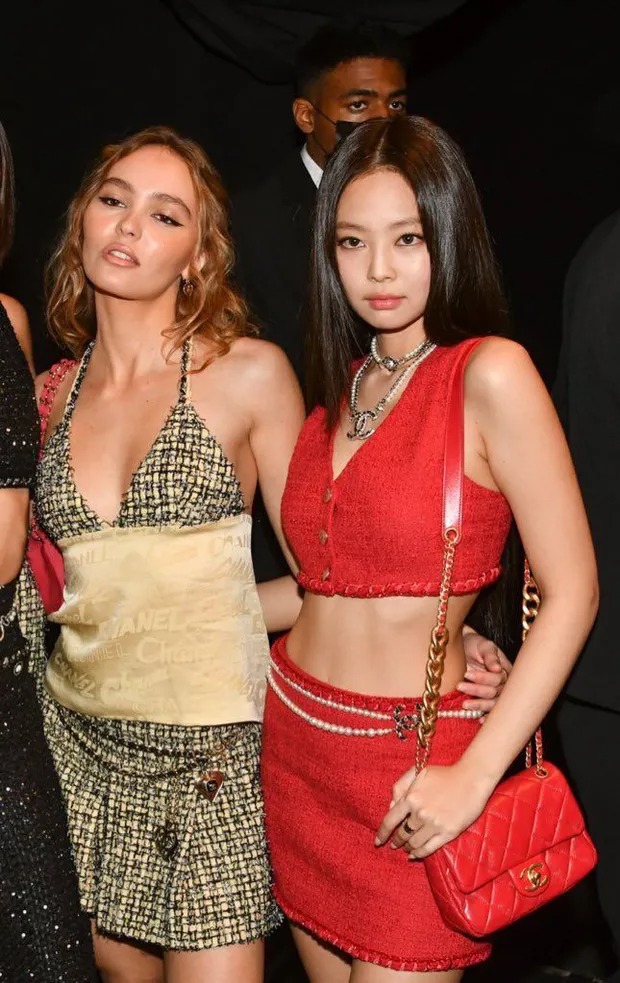 Sao Hàn đọ sắc bên sao Hollywood tại Fashion Week: Jennie không kém cạnh Kristen Stewart và con gái Johnny Depp - Ảnh 2.