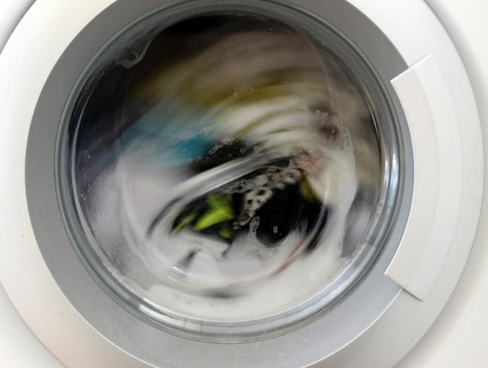Sử dụng máy giặt thực ra phức tạp hơn bạn nghĩ rất nhiều, không biết cách là quần áo bẩn lại giảm tuổi thọ nhanh - Ảnh 3.