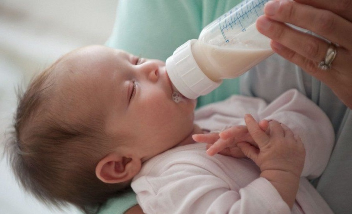 Cuộc khủng hoảng nguồn cung sữa bột tiết lộ những vấn đề của các gia đình Hoa Kỳ trong việc nuôi con - Ảnh 2.