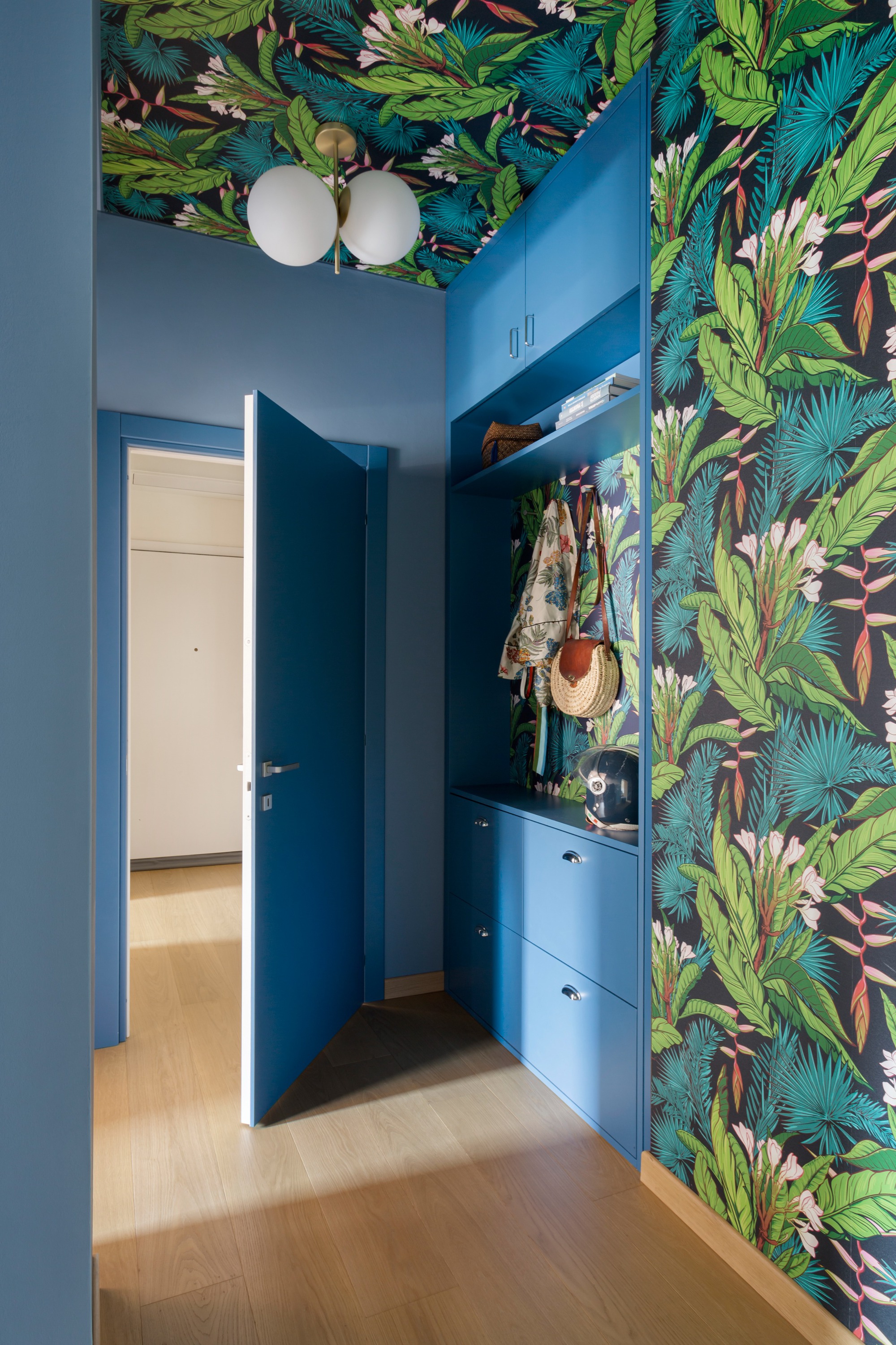 Không gian sống đầy ấn tượng bên trong căn hộ 80m² “chơi” cùng màu sắc mang phong cách nhiệt đới - Ảnh 1.
