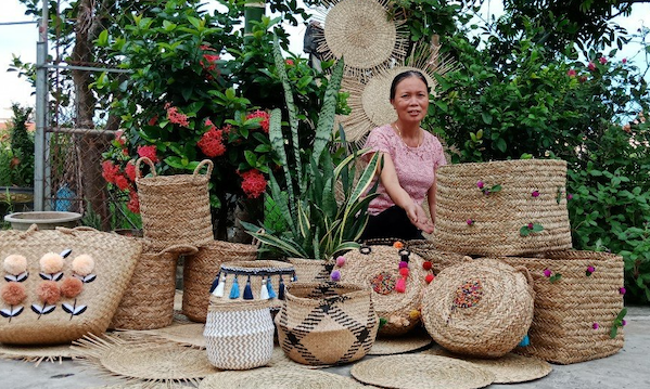 Người phụ nữ phục dựng nghề đan cói truyền thống, đưa hàng Việt xuất ngoại - Ảnh 1.