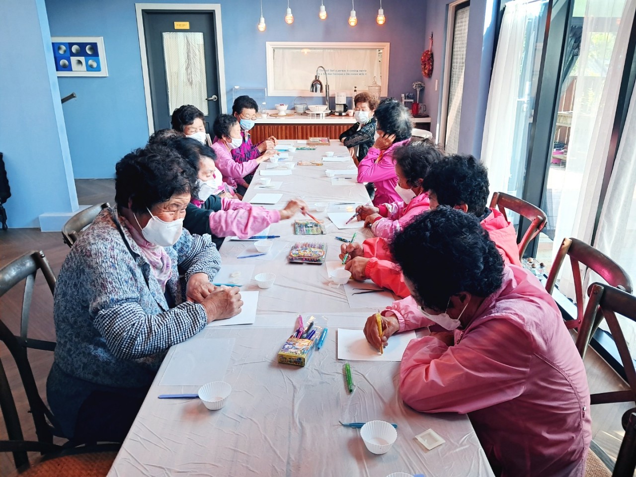 Hội người bà Hàn Quốc 'không bao giờ là quá già cho nghệ thuật' và câu chuyện chữa lành từ trái tim - Ảnh 2.