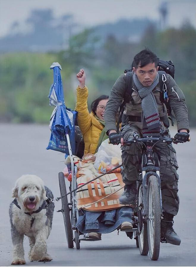 Chồng đạp xe đưa vợ bệnh nặng đi du lịch bụi, khát khao cuộc đời được chuyển thành phim dành tặng cho con gái - Ảnh 1.