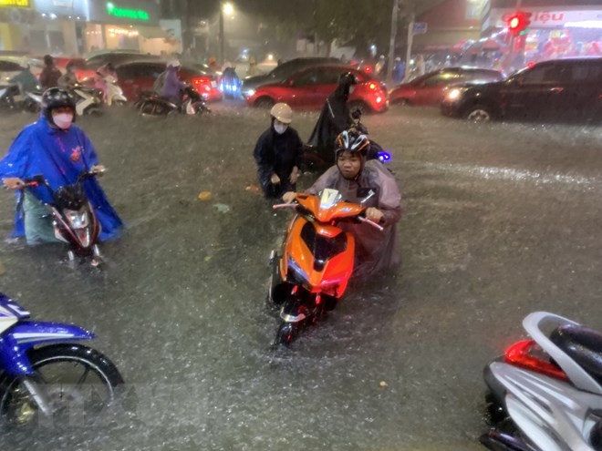 Đà Nẵng: Mưa lớn dữ dội, gần như toàn bộ thành phố bị ngập úng - Ảnh 1.