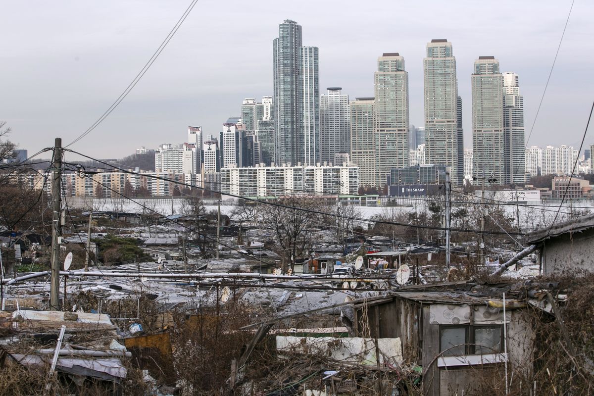 Những hình ảnh rất khác đằng sau sự hào nhoáng và hoa lệ của “khu phố nhà giàu” Gangnam - Ảnh 3.