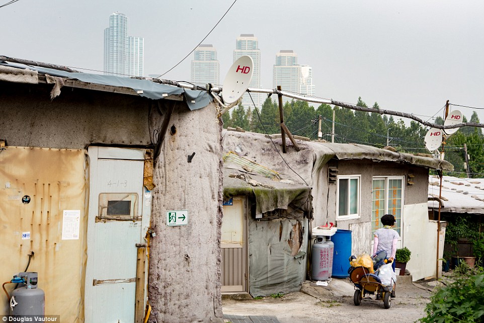 Những hình ảnh rất khác về “khu phố nhà giàu” Gangnam: Đằng sau sự hào nhoáng và hoa lệ   - Ảnh 4.