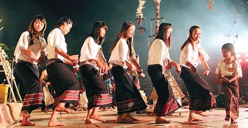 Nguyên Chủ tịch Hội Phụ nữ xã Tà Hine góp phần gìn giữ điệu múa truyền thống của người Chu Ru - Ảnh 3.