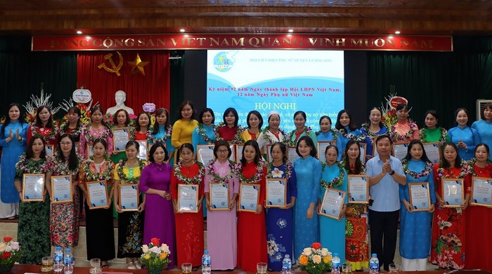 Hội LHPN huyện Lương Sơn tuyên truyền, vận động, hỗ trợ 556 hội viên, phụ nữ và trẻ em nghèo, khó khăn - Ảnh 1.