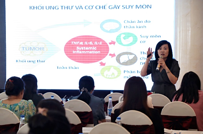 Vinamilk và Câu lạc bộ Điều dưỡng trưởng Việt Nam tập huấn chăm sóc sức khỏe trẻ em và người cao tuổi - Ảnh 3.