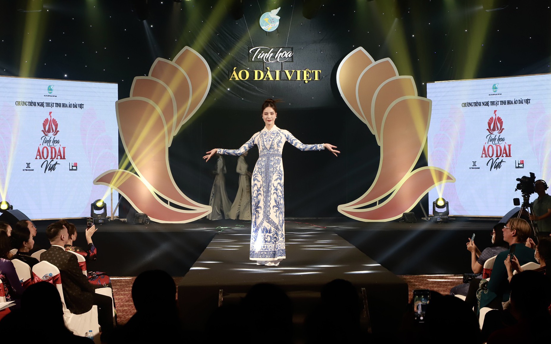 Tôn vinh phụ nữ Việt Nam qua nhạc kịch và áo dài