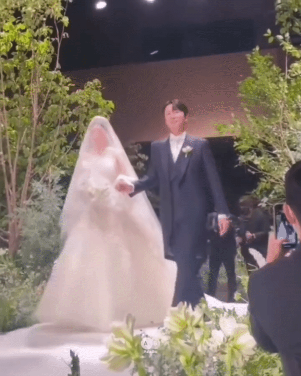 Đám cưới &quot;nữ hoàng trượt băng&quot; Kim Yuna: Cô dâu chú rể hôn nhau say đắm, quốc bảo xứ Hàn diện váy cưới 420 triệu - Ảnh 4.
