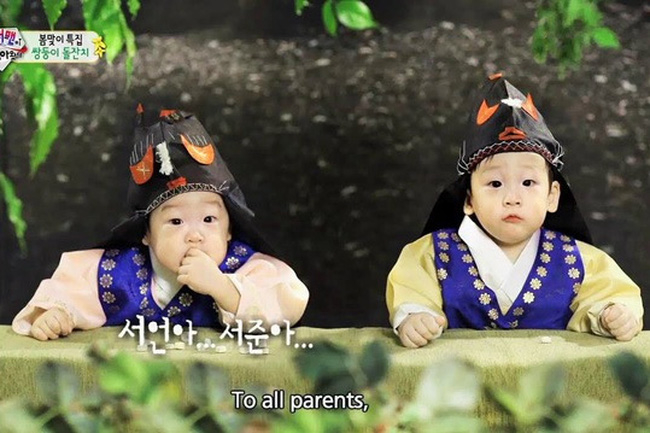 Cặp sinh đôi nổi tiếng show Hàn từng đến Việt Nam ăn xoài lắc nay đã lớn - Ảnh 2.