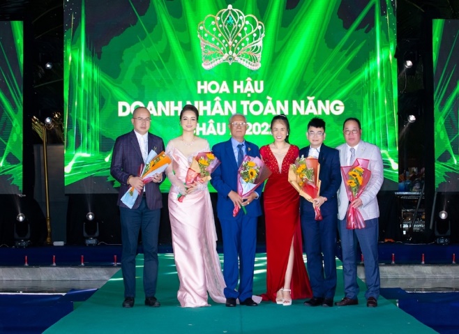 Hội đồng Giám khảo từ trái qua: Diễn giả Võ Thành Đăng (Danny Võ), diễn viên - đạo diễn Mai Thu Huyền, ông Nguyễn Đỗ Bách - Chủ tịch Hội đồng cố vấn ấn phẩm Kết nối Doanh nhân, nhà báo Nguyễn Thị Minh Thúy - Trưởng BTC, nhà báo Nguyễn Văn Bình (Đào Bình) - Tổng Biên tập tạp chí Thương hiệu & Pháp luật, ông Steve Bùi - Trưởng ban cố vấn Hiệp hội Doanh nhân người Việt tại Hàn Quốc