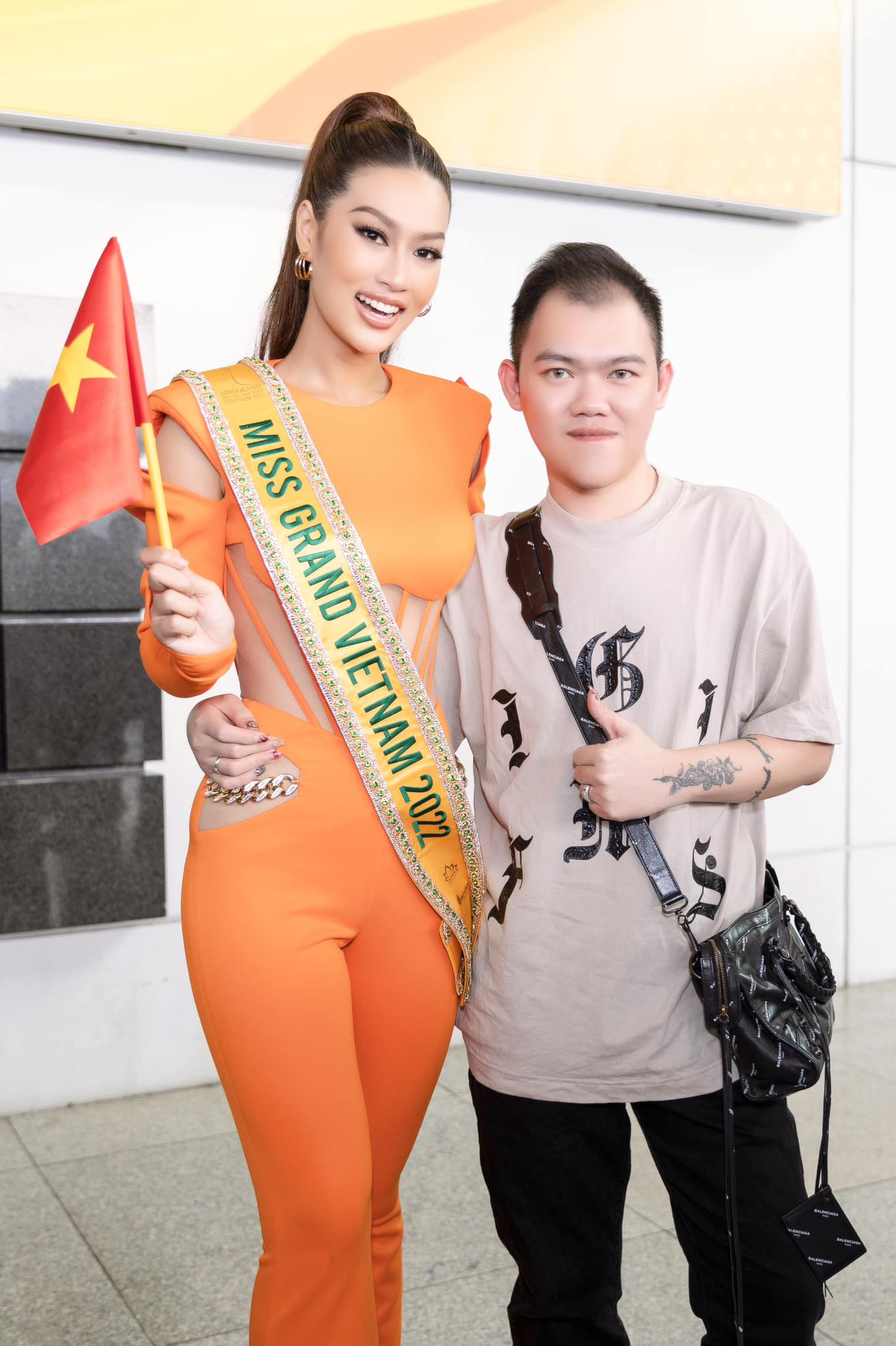 Stylist hé lộ trang phục chung kết Hoa hậu Hòa Bình của Thiên Ân - Thùy Tiên - Ảnh 1.
