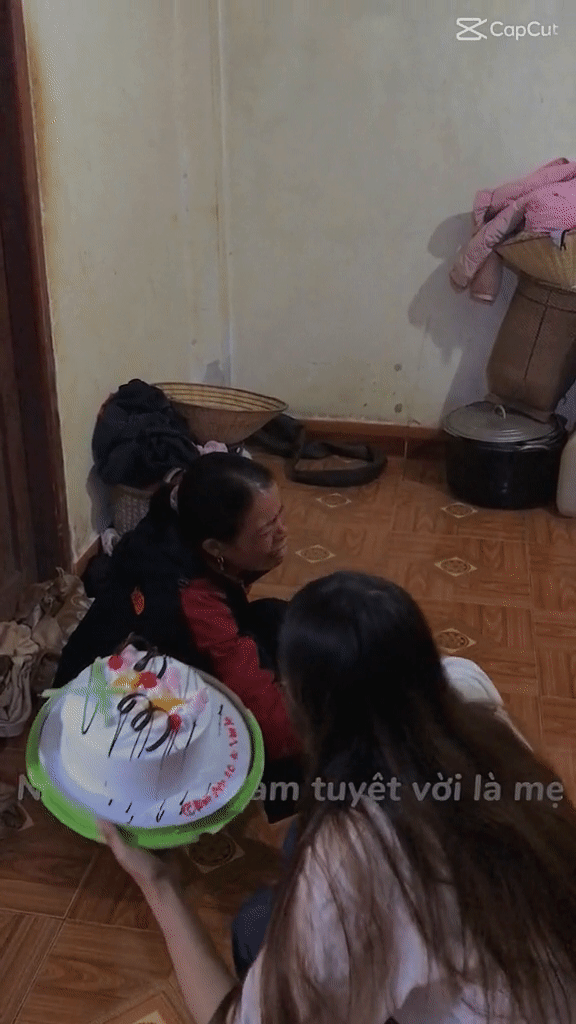 Khoảnh khắc xúc động: Người mẹ khóc nức nở khi được con gái tặng chiếc bánh kem 150 nghìn đồng - Ảnh 1.