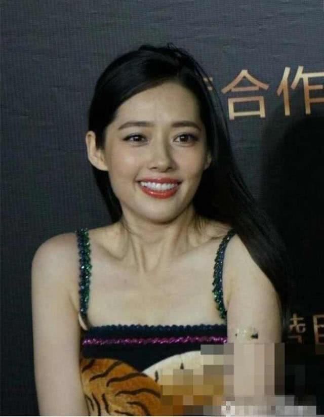 &quot;Nữ diễn viên xấu nhất Trung Quốc: Ngoại hình ngoài đời xinh đáo để và có quan điểm dạy con cực tài tình! - Ảnh 3.