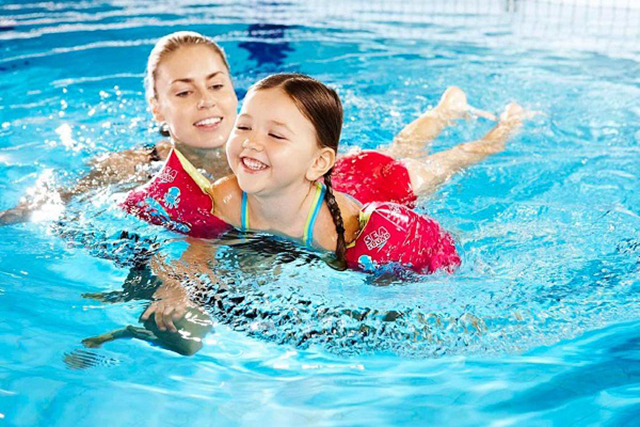 Quy trình 8 bước cơ bản giúp bố mẹ dạy con biết bơi dễ dàng - Ảnh 1.