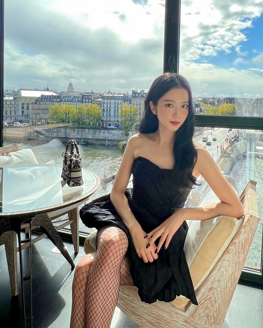 Jisoonly  BlackPink Jisoo Vietnam Fanpage  IG dior cập nhật Ca sỹ  diễn viên Đại sứ Toàn cầu Dior Sooyaaa tỏa sáng như một ngôi sao khi  xem show diễn DiorCruise22