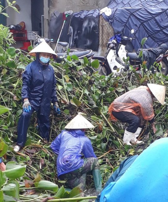 Các cấp Hội phụ nữ Thanh Hóa chung tay giúp người dân khắc phục ngập úng do mưa lũ - Ảnh 4.