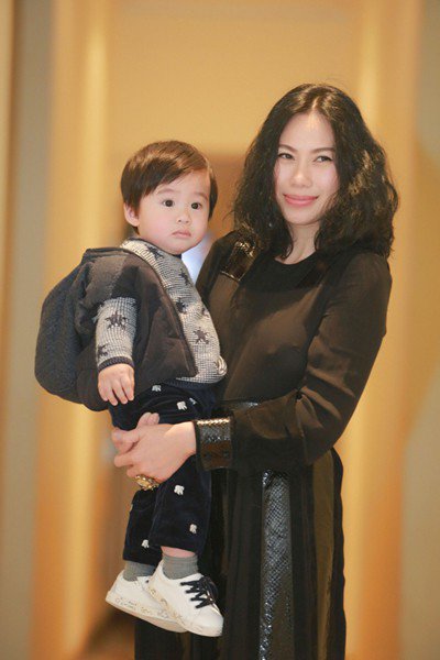 Vợ và con trai Tùng Dương