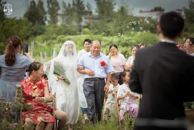 Đám cưới ngoài trời ở nông thôn ai cũng làm theo được, đặc biệt nhất là bó hoa cưới - Ảnh 7.