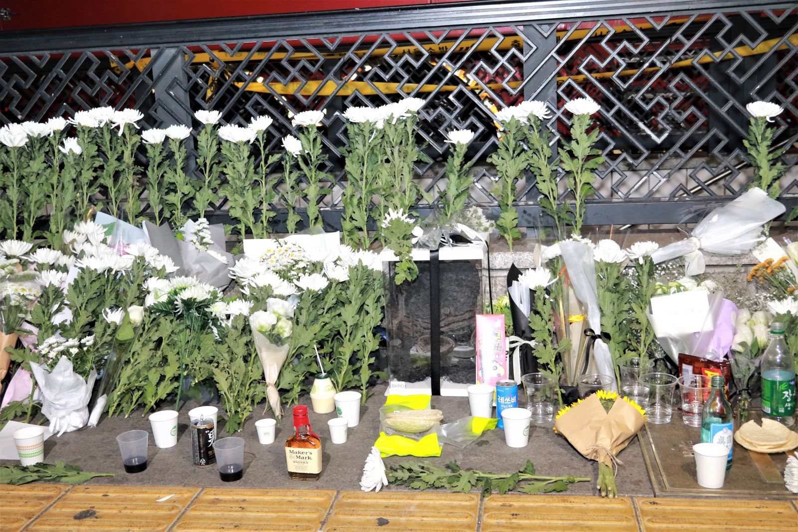 Bộ trưởng Ngoại giao Hàn Quốc gửi vòng hoa viếng công dân Việt Nam thiệt mạng thảm kịch ở Itaewon - Ảnh 2.
