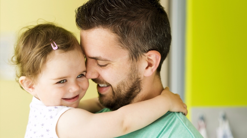 Cha mẹ nên ôm con vào 5 thời điểm này trong ngày giúp bé hạnh phúc hơn - Ảnh 1.
