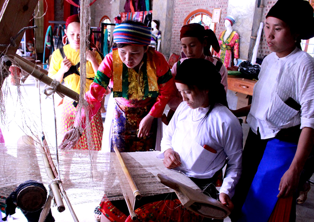 Bảo tồn nghề truyền thống mở ra cơ hội mới cho phụ nữ vùng biên giới thoát nghèo - Ảnh 3.