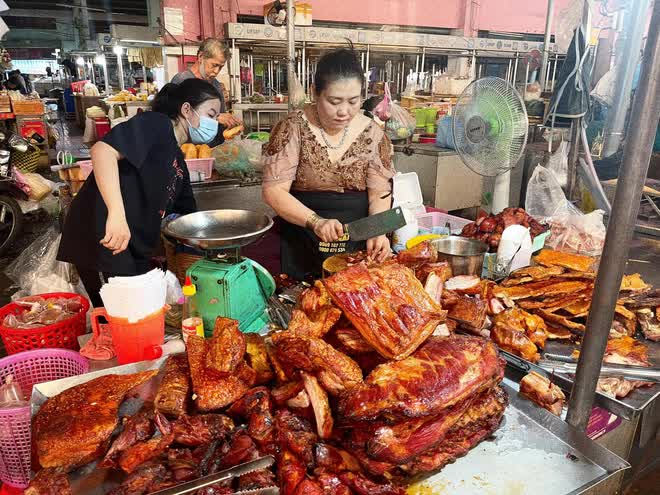 Da heo quay giòn bán nửa triệu/ký, khách xếp hàng đông nghẹt vì mê “đao công” của chủ quán - Ảnh 1.