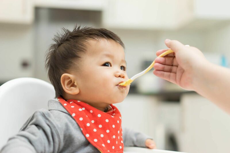 Các thực phẩm có thể không an toàn cho em bé dưới 1 tuổi - Ảnh 1.