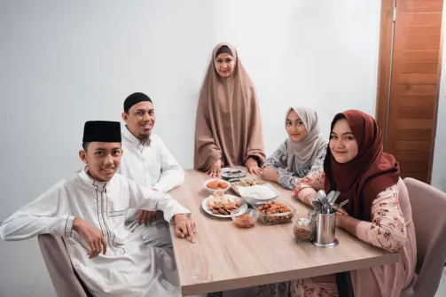 Malaysia: Gia đình 9 người ăn xong không có tiền trả, vị khách có cách giải quyết khiến chủ quán lặng người - Ảnh 3.